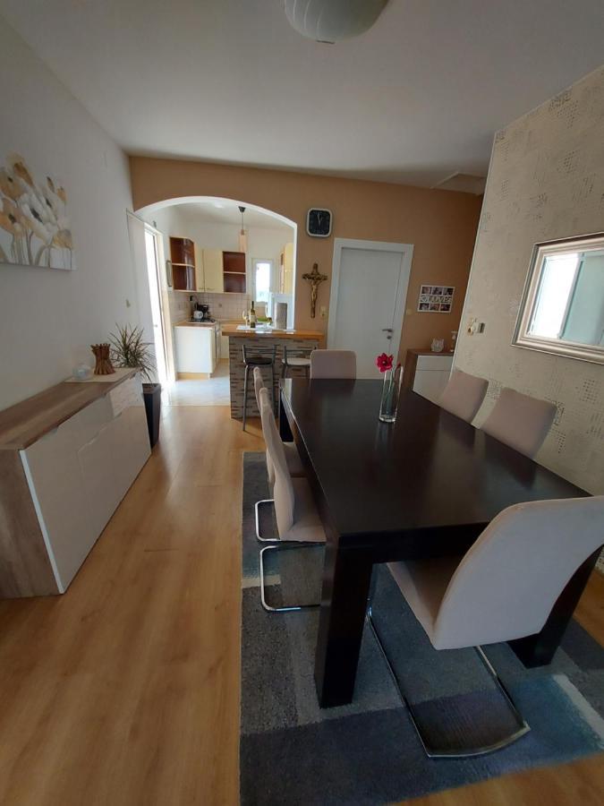 Apartman Larisa Apartment Kampor Exterior photo